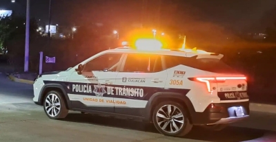 Sujetos en moto despojan de camioneta a mujer, en el estacionamiento de una tienda en Villa Bonita, Culiac&aacute;n