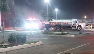 Desalojan Plaza Cin&eacute;polis por incendio en local de comida china, en Culiac&aacute;n