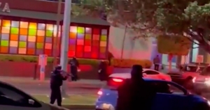 Videos exhiben que policías encañonan a tripulantes armados y los dejan ir, en Culiacán