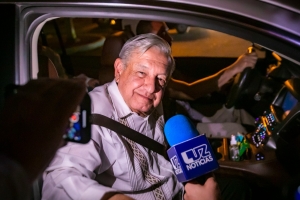 Con la banda sinaloense recibe Rocha Moya al Presidente López Obrador
