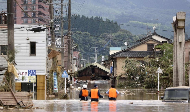 Evacuan a 75 mil personas por intensas lluvias en Japón