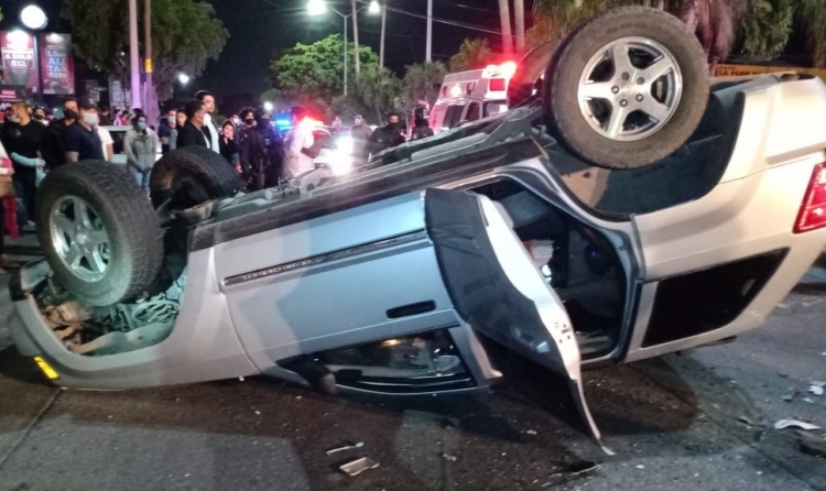 El joven viajaba en un Jeep Cherokee, de color gris 