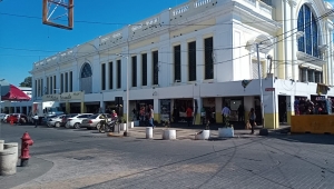 El Mercado Garmendia convertido en un &acute;pante&oacute;n&acute; por las calles cerradas