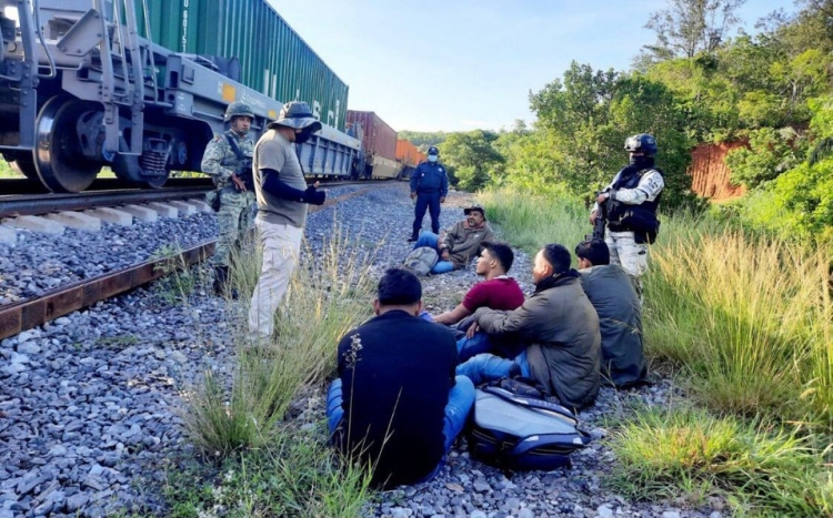 Rescatan a 14 migrantes que viajaban sobre ferrocarril en Oaxaca