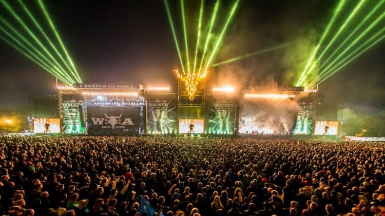 Rindieron homenaje a la difunta leyenda del rock Ozzy Osbourne con un espect&aacute;culo de drones