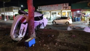 Joven muere prensado tras chocar en su vehículo contra un árbol, en Culiacán