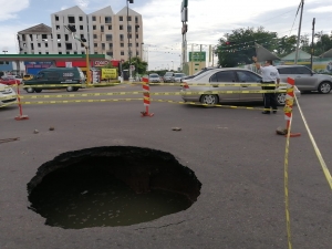 Socav&oacute;n en el bulevar Jos&eacute; Lim&oacute;n alert&oacute; a poblaci&oacute;n y a Protecci&oacute;n Civil