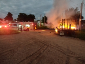 Sirena y fuego despiertan a los vecinos de Hacienda del Valle, en Culiacán