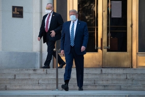 Trump sale caminado de hospital tras recibir tratamiento contra Covid