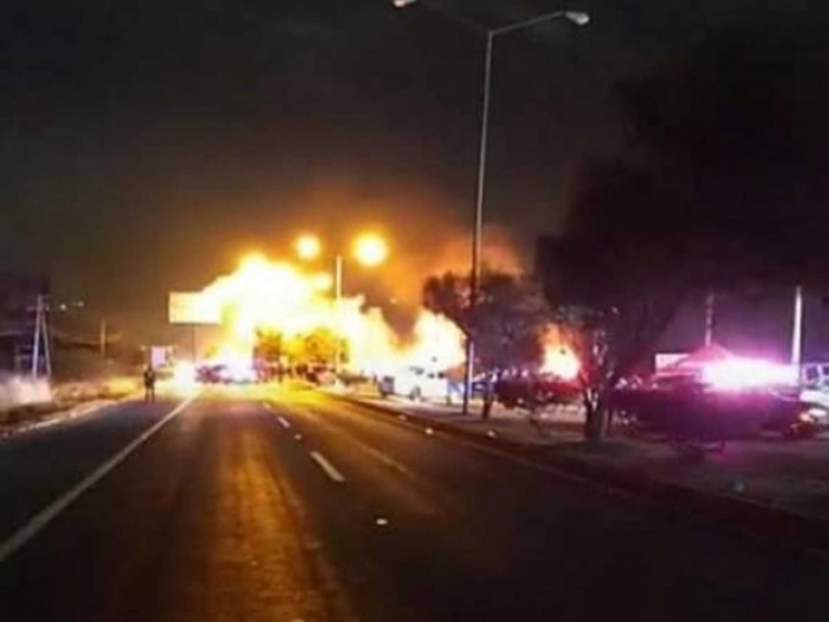 Grupo armado hace explotar una camioneta en Celaya