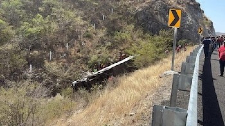 Gobierno de Oaxaca confirma muerte de 18 personas por volcadura de autobús en carretera Mitla-Tehuantepec