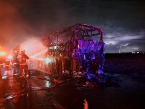 Unos 35 jornaleros resultan ilesos tras incendiarse el autob&uacute;s en el que viajaban, en la caseta de cobro de Costa Rica