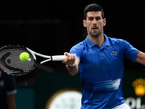 Novak Djokovic avanza a semis de las Finales ATP
