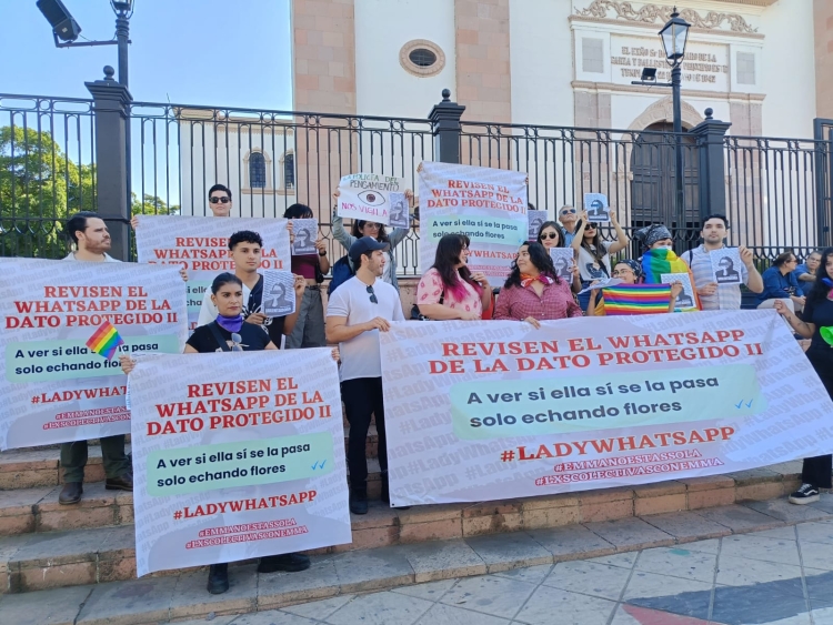 Se manifiestan activistas contra resoluci&oacute;n de diputada "Lady WhatsApp "