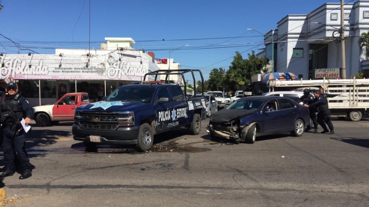 Patrulla da vuelta en “U” y choca vehículo conducido por una mujer