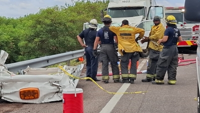 Mueren dos trabajadores de la maxipista tras choque contra tr&aacute;iler en el libramiento Culiac&aacute;n