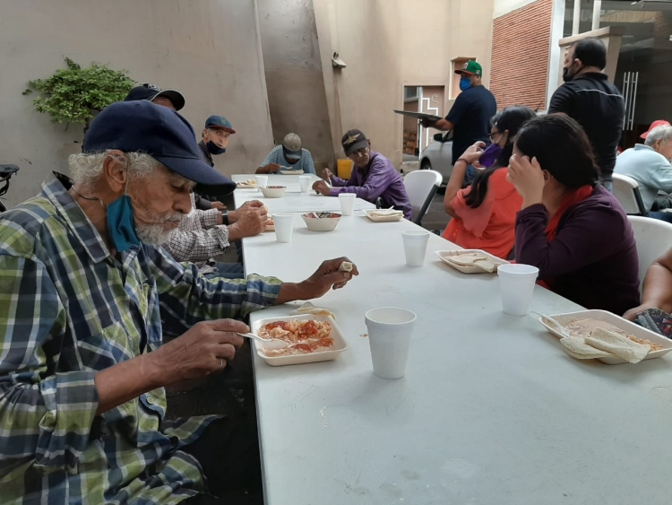 Desempleados se incorporan a desayunar a comedor comunitario de parroquia Del Carmen