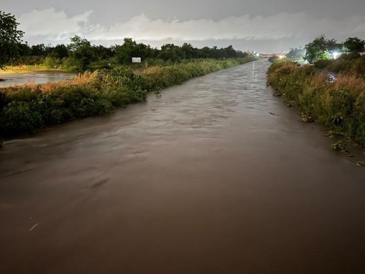 Tres veh&iacute;culos varados, una casa inundada y dos alcantarillas sin tapa dej&oacute; la fuerte lluvia de hoy en Culiac&aacute;n