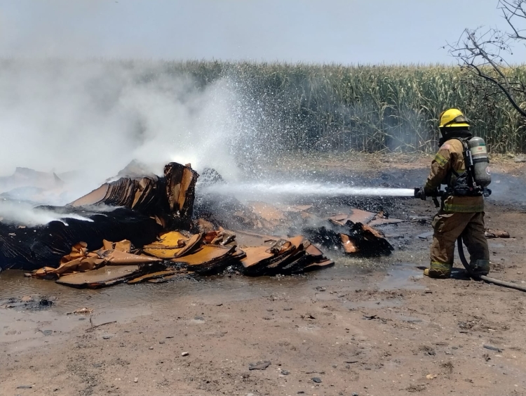Se registra incendio en fábrica de cartón en Aguaruto; hay una mujer herida