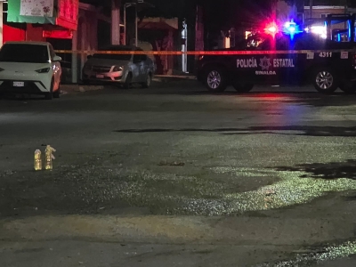 Atacan a balazos una casa, la incendian y dejan artefactos explosivos en la colonia Canaco en Culiac&aacute;n