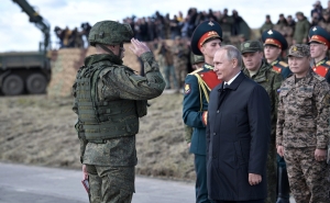 Rusia empez&oacute; a aplicar vacuna contra covid a militares