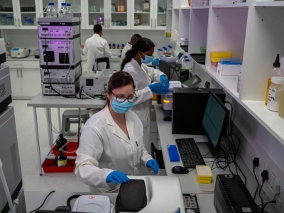 Vacuna contra variante Omicron podr&iacute;a crearse "muy r&aacute;pido": Oxford