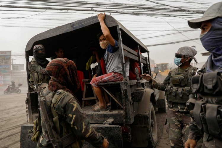 Ante la erupción del volcán Taal en Filipinas más de 30 mil personas son evacuadas