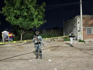Detienen fuerzas federales a un hombre con 12 explosivos en el interior de un auto, en Los Mezcales, en Culiac&aacute;n