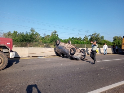 Volcadura y carambola sobre la carretera Culiac&aacute;n-Eldorado, esta ma&ntilde;ana