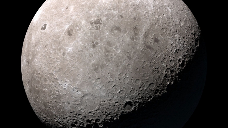 Científicos detectan agua molecular en la luna