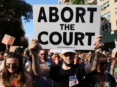 Miles marchan en EU en segundo d&iacute;a de protestas tras derogaci&oacute;n del aborto