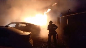 Sujeto encapuchado prende fuego a 8 autom&oacute;viles nuevos BMW en terreno de almacenamiento de Agencia, en Culiac&aacute;n