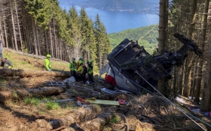 Cae teleférico en Italia, deja 13 muertos