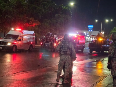 Evac&uacute;an plaza Cuatro Rios por derrame de qu&iacute;micos