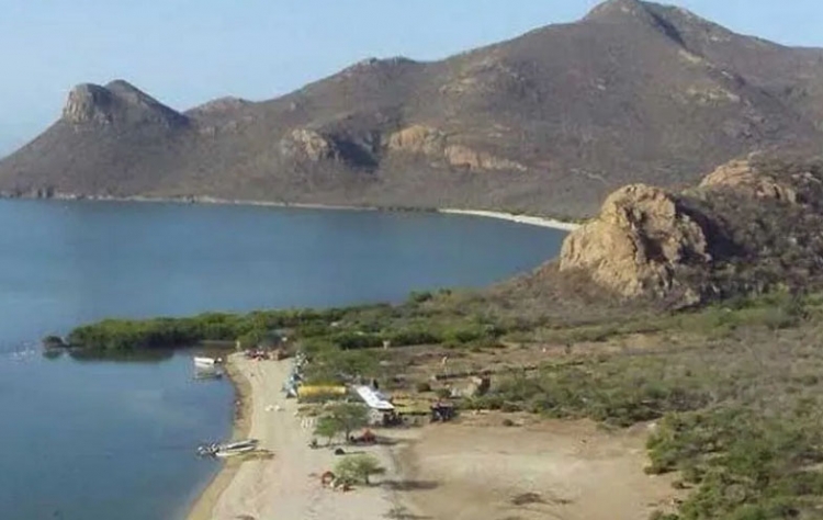 Por Covid-19, retiran campamento de bañistas en playa Navachiste, Guasave