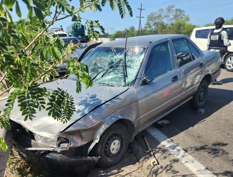 2 mujeres y un hombre quedan lesionados en un choque de carretera en Costa Rica, en Culiacán
