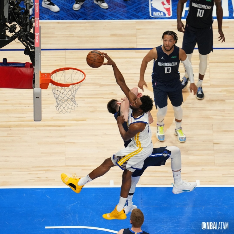 Golden State da golpe letal a Dallas para colocarse a un juego de la final de la NBA