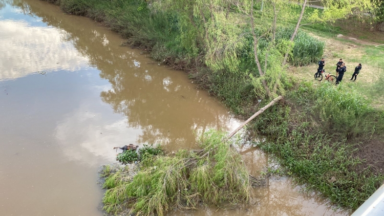 El cuerpo de un hombre sin vida fue hallado con huellas de tortura, y flotando en el río Tamazula