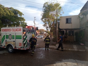 Madre e hija resultan con quemaduras tras explosión en vivienda, en Culiacán