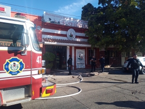 Comensales y trabajadores salen corriendo de incendio en restaurante, en Culiacán