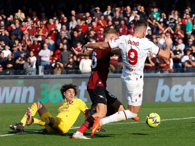 'Memo' Ochoa se luce en su debut en Europa, aunque Salernitana cae