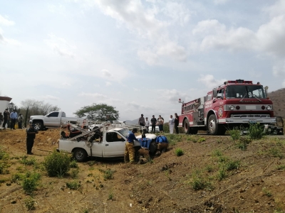 Tres hombre se vuelcan en una camioneta en la México -15 al Norte de Culiacán
