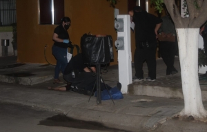 Asesinan a balazos a un hombre en la banqueta de su casa en Villa Bonita en Culiacán