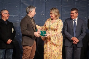 Eneyda Rocha entrega Premio Mazatlán de Literatura 2023 a David Toscana