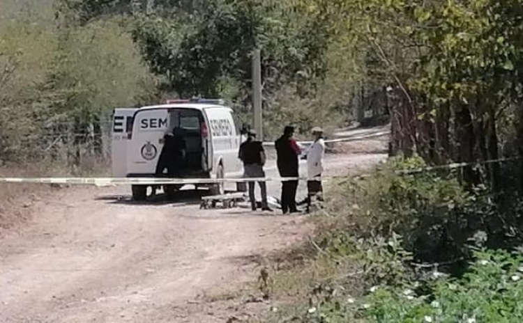 Encuentran auto abandonado y el cuerpo del conductor a seis kilómetros de distancia en la colonia Ampliación El Barrio