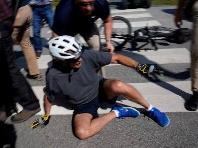 Joe Biden sufre ca&iacute;da durante paseo en bicicleta