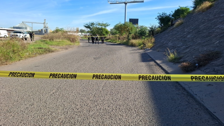Localizan a un hombre asesinado y esposado en El Palmito Viejo, al Poniente de Culiac&aacute;n