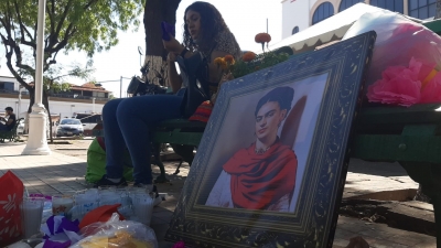 Se aparecen Mar&iacute;a F&eacute;lix y Frida Khalo y dan vida a la Plazuela Rosales