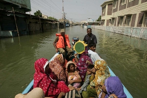 La &ldquo;cat&aacute;strofe clim&aacute;tica&rdquo; que tiene a casi la mitad de Pakist&aacute;n bajo el agua y ha dejado casi 1.000 muertos