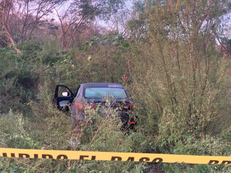 Localizan a un hombre asesinado por arma blanca dentro de un auto, en el Sector de Santa Fe, en Culiac&aacute;n